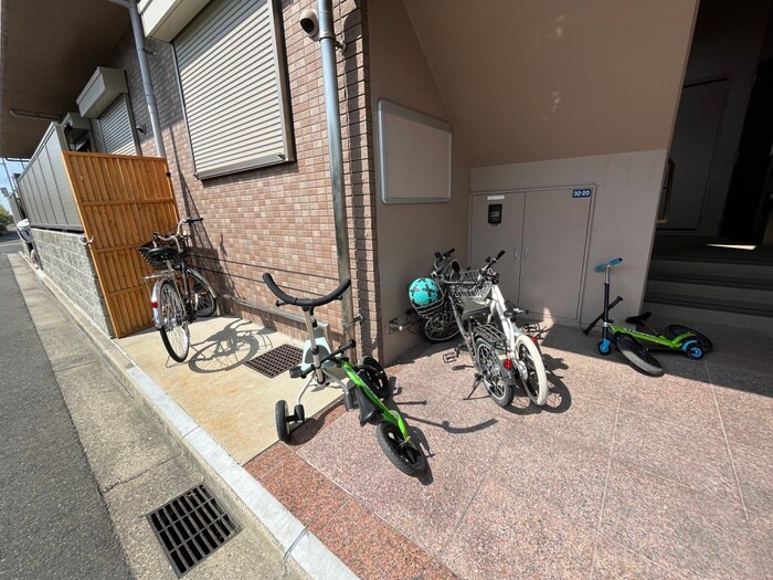 物件外観写真3　(駐輪場)