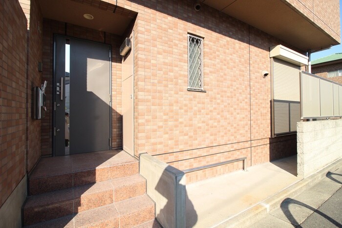 物件外観写真4　(エントランス部分)