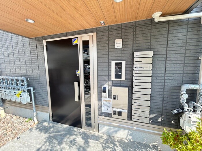 物件外観写真4　(エントランス部分)