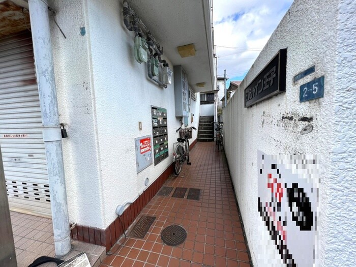 物件外観写真3　(エントランス部分)