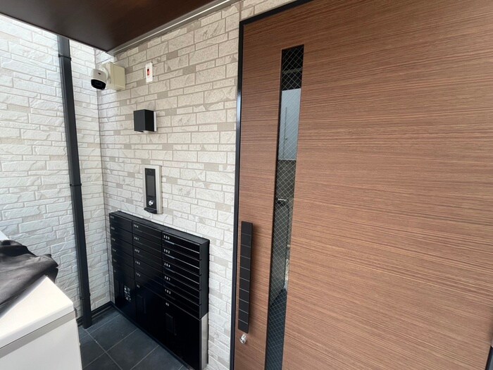 物件外観写真3　(エントランス部分)