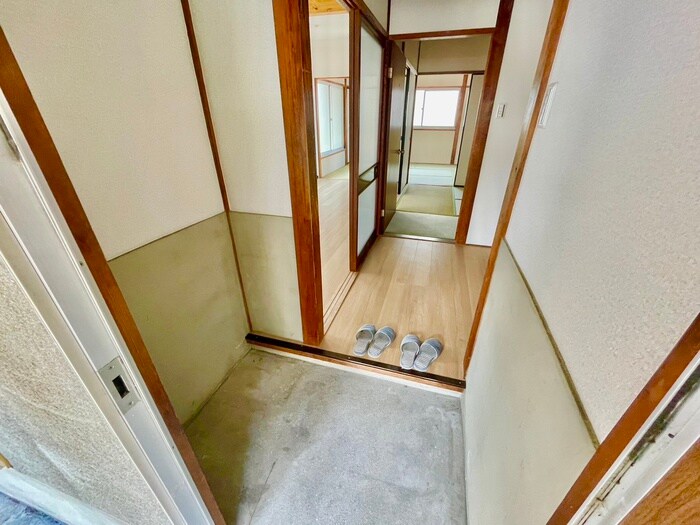 物件内観写真12　(玄関)