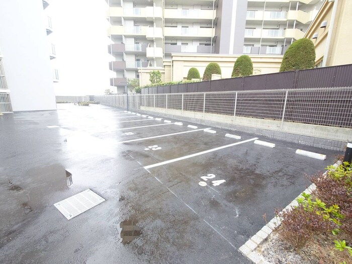 物件外観写真5　(駐車場)