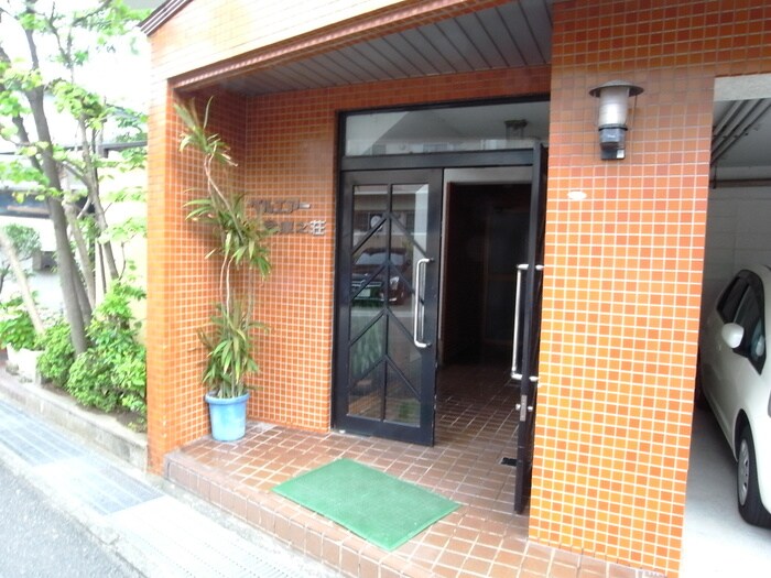 物件外観写真3　(エントランス部分)