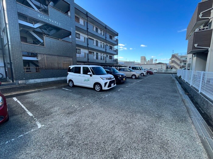 物件外観写真3　(駐車場)