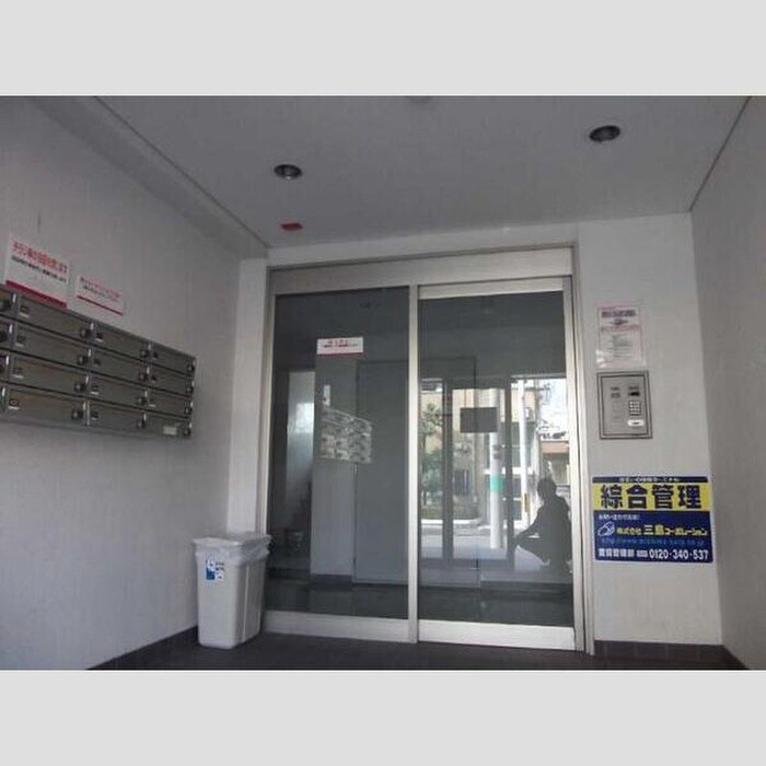 物件外観写真4　(エントランス部分)