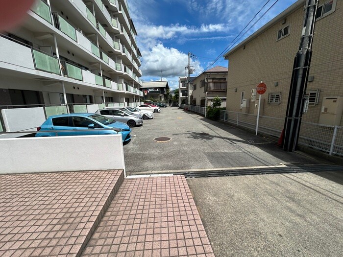 物件外観写真5　(駐車場)