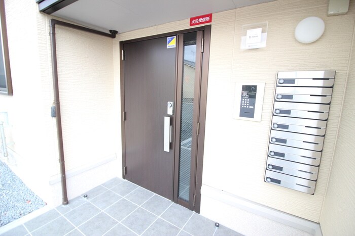 物件外観写真3　(エントランス部分)