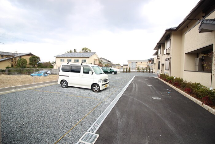 物件外観写真6　(駐車場)