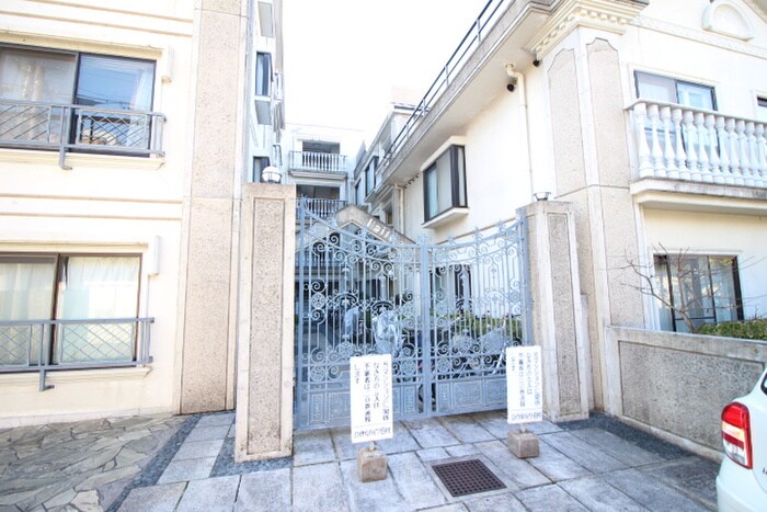 物件外観写真2　(エントランス部分)