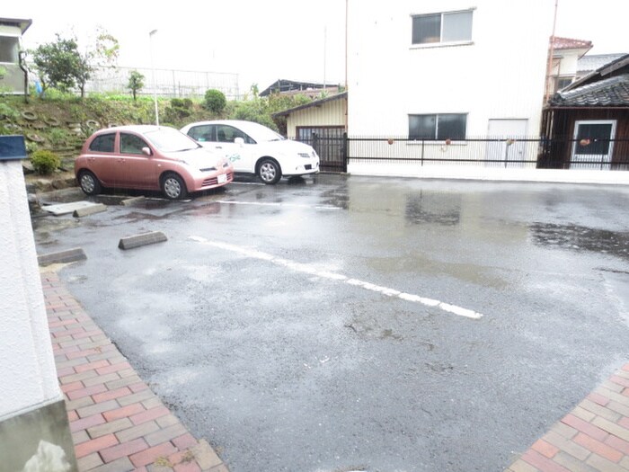 物件外観写真4　(駐車場)