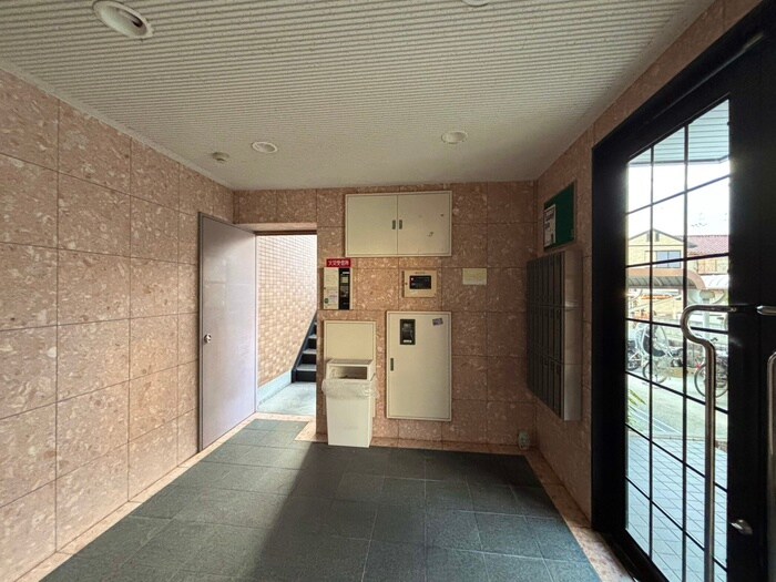 物件外観写真2　(エントランス部分)