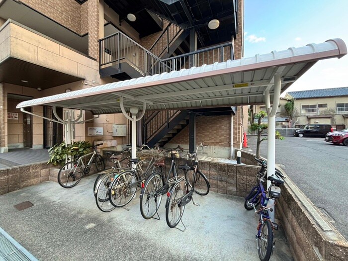 物件外観写真5　(駐輪場)