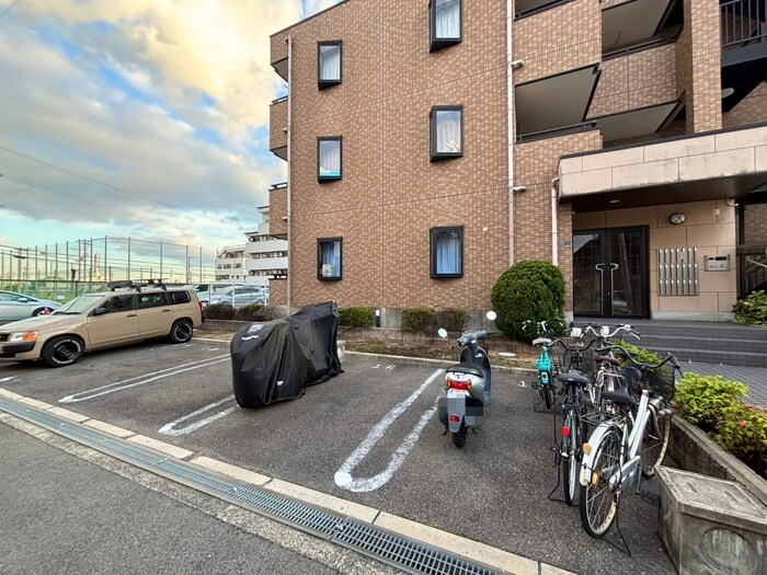 物件外観写真6　(駐車場)