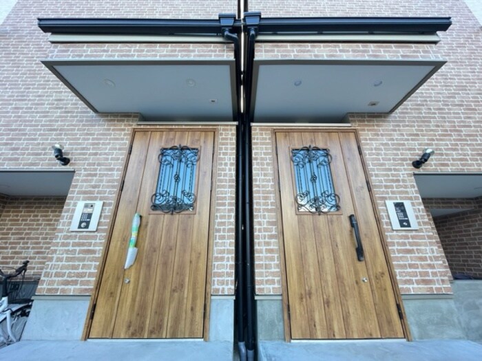 物件外観写真2　(エントランス部分)