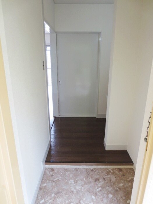 物件内観写真13　(玄関)