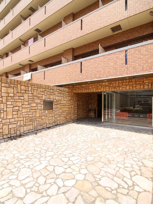 物件外観写真2　(エントランス部分)