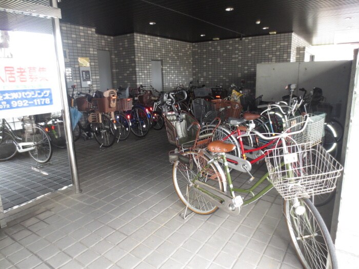物件外観写真2　(駐輪場)