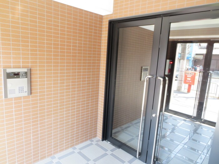 物件外観写真3　(エントランス部分)