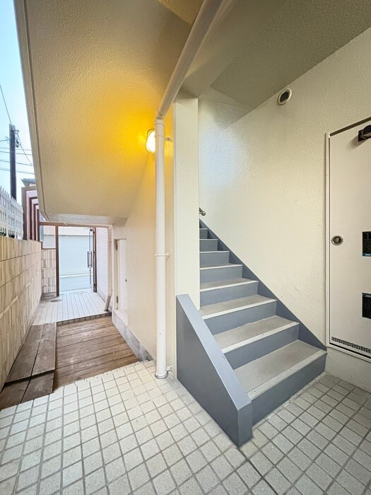 物件外観写真2　(エントランス部分)