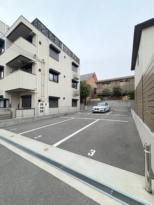 物件外観写真4　(駐車場)