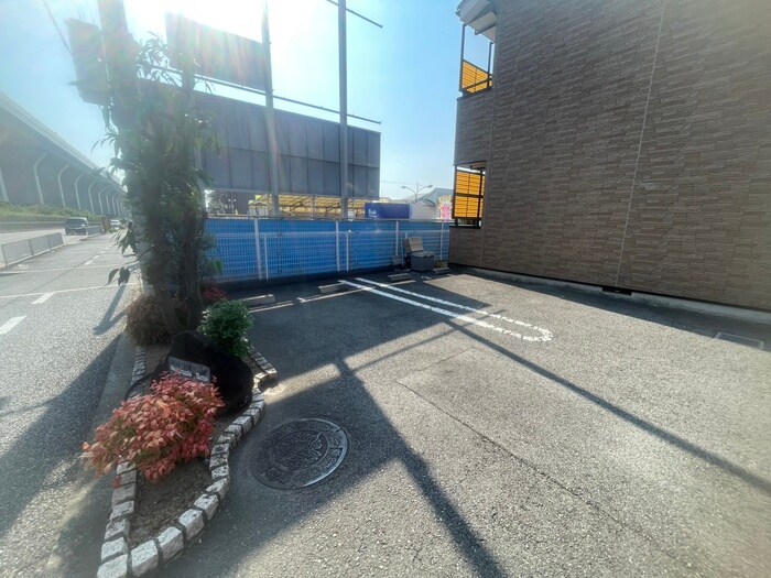 物件外観写真5　(駐車場)