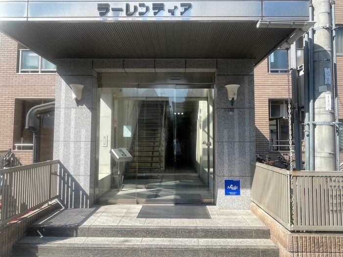 物件外観写真2　(エントランス部分)