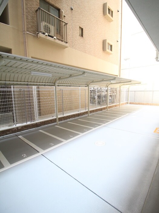 物件外観写真5　(バイク置き場)