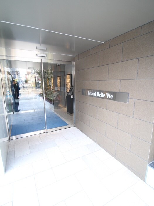 物件外観写真6　(エントランス部分)