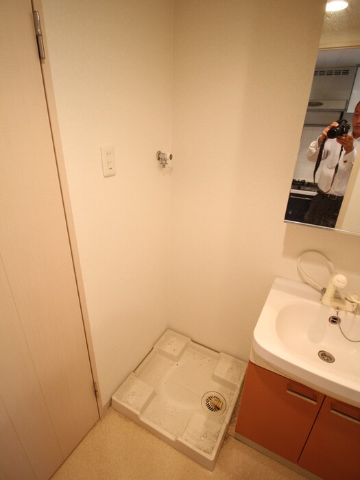 物件内観写真12　(洗濯機置場)