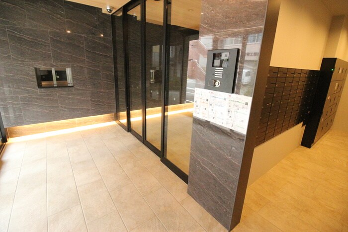 物件外観写真3　(エントランス部分)