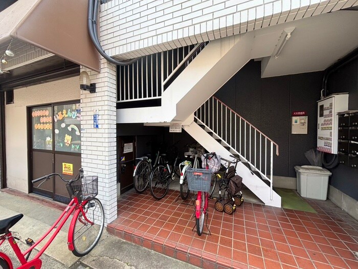 物件外観写真3　(エントランス部分)