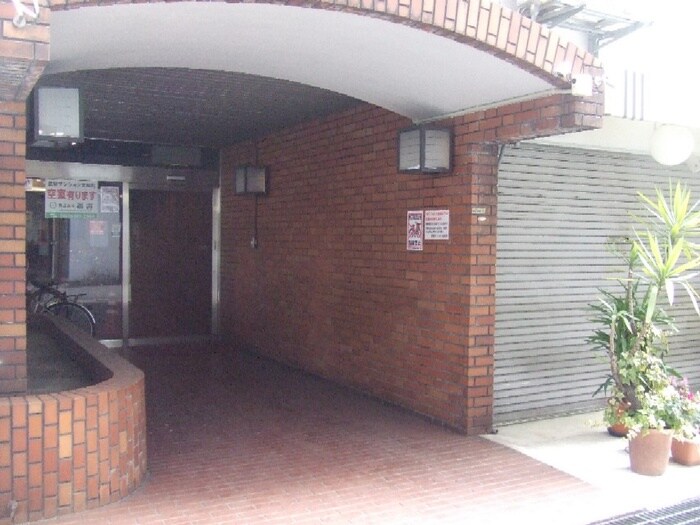 物件外観写真2　(エントランス部分)