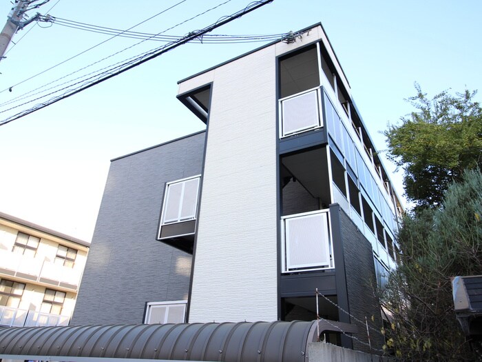 レオパレスなでしこ荘南館の物件外観写真