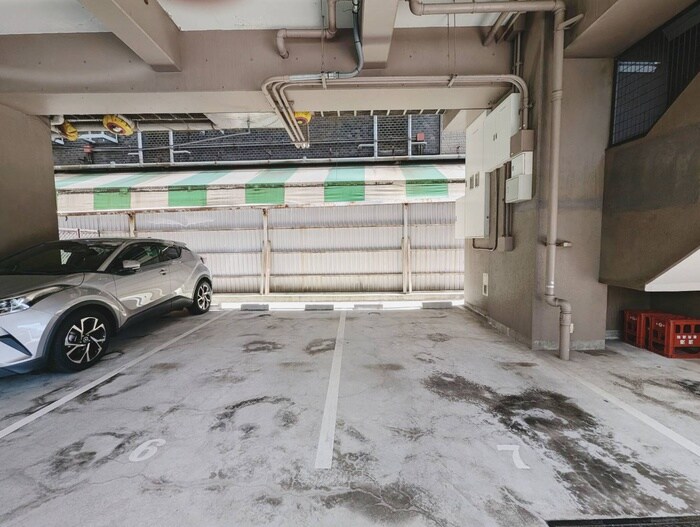 物件外観写真4　(駐車場)