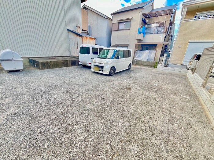 物件外観写真6　(駐車場)