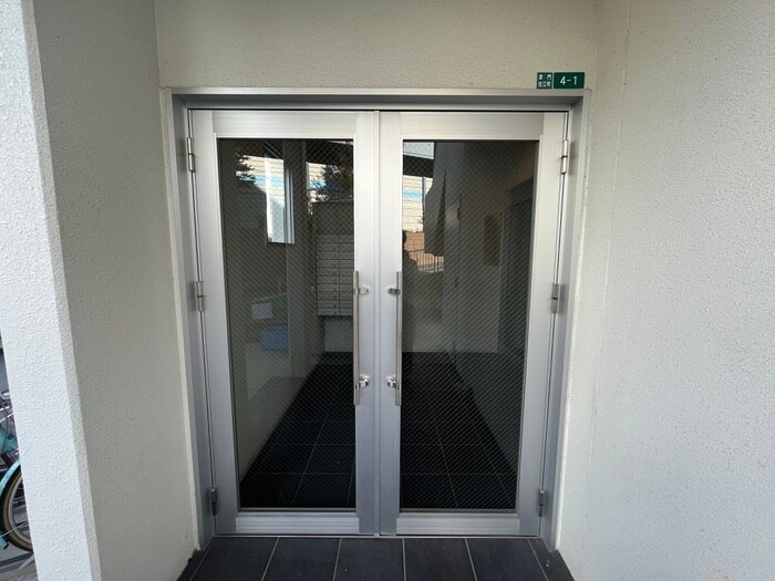 物件外観写真5　(エントランス部分)