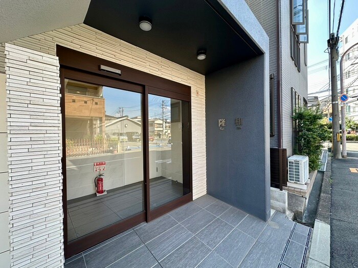 物件外観写真3　(エントランス部分)