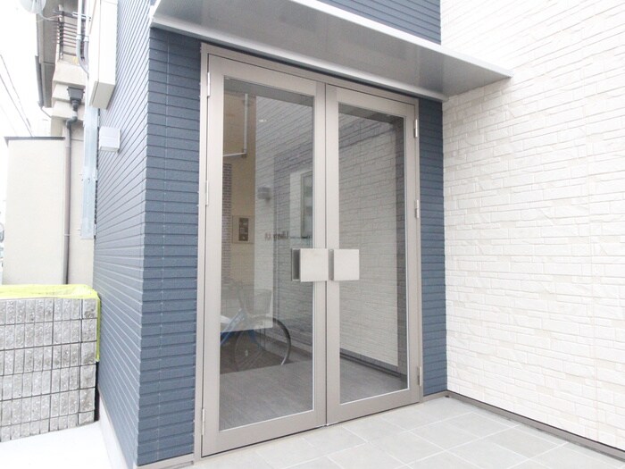 物件外観写真2　(エントランス部分)