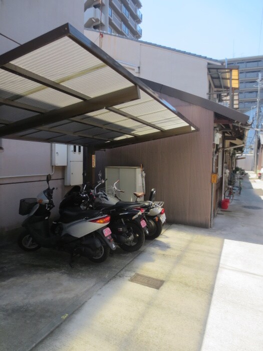 物件外観写真6　(バイク置き場)