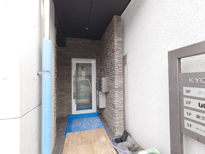 物件外観写真2　(エントランス部分)