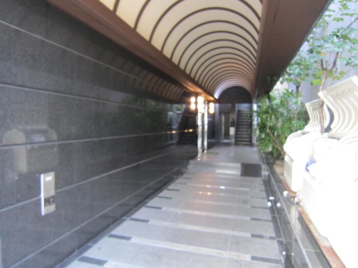 物件外観写真4　(エントランス部分)