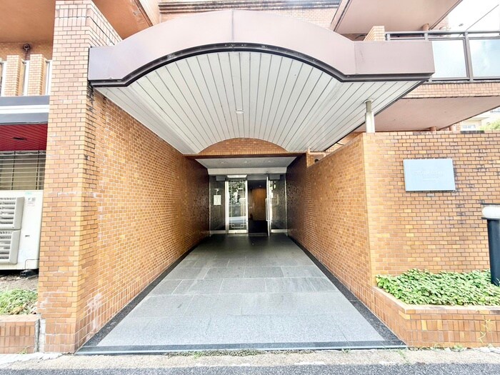 物件外観写真2　(エントランス部分)