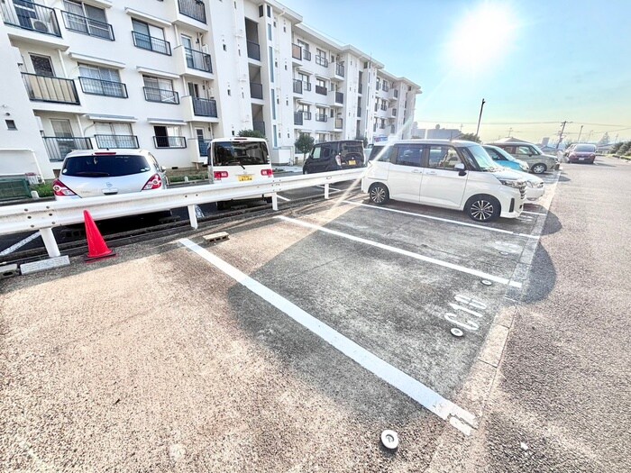 物件外観写真3　(駐車場)