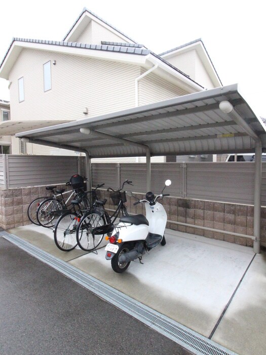 物件外観写真2　(駐輪場)