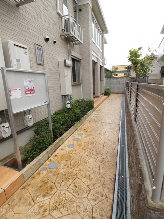 物件外観写真4　(エントランス部分)