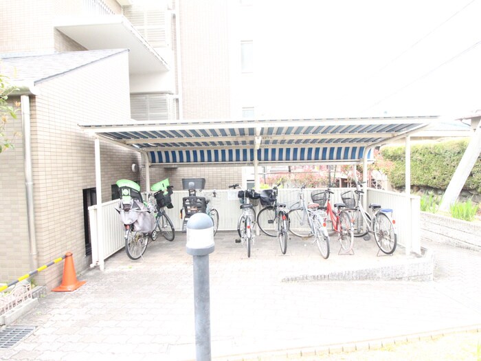 物件外観写真4　(駐輪場)