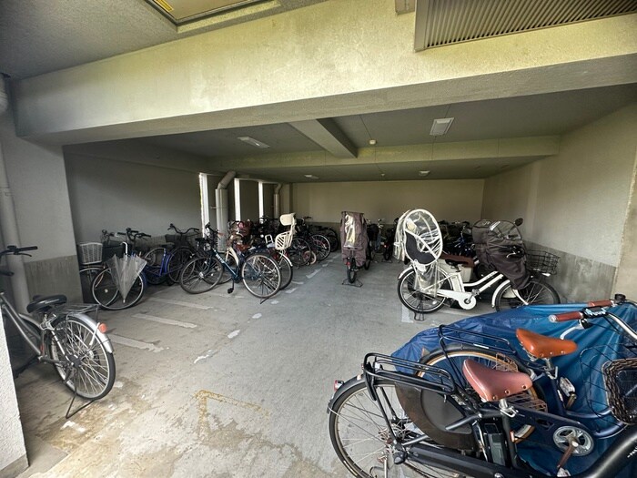 物件外観写真5　(駐輪場)