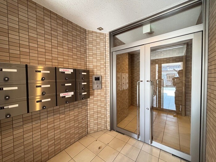 物件外観写真2　(エントランス部分)