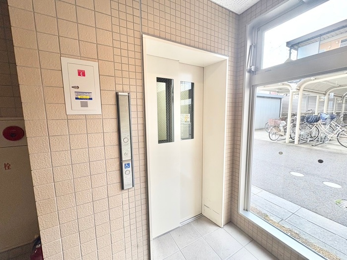 物件外観写真5　(エントランス部分)